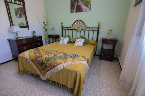 Terrades的住宿－Casa rural Cal Fuster Experience，一间卧室配有一张带2个床头柜和2张桌子的床