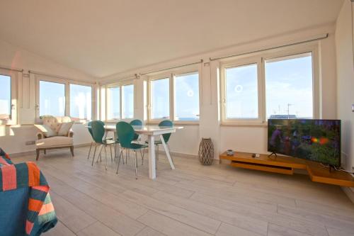 Surf and Windsurfer House Anzioにあるシーティングエリア