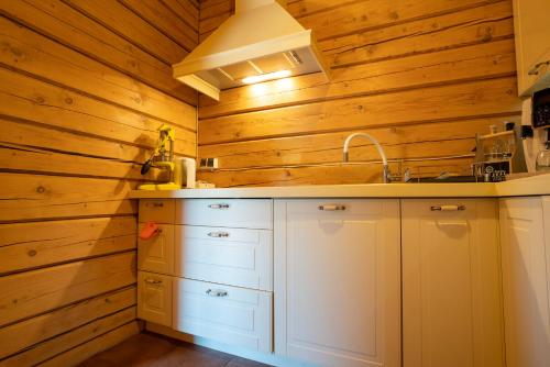 Kuchyňa alebo kuchynka v ubytovaní Apartamenty SPOKOLOKO Letniczówka Widoki