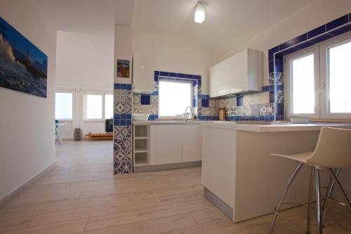 Surf and Windsurfer House Anzioにあるキッチンまたは簡易キッチン