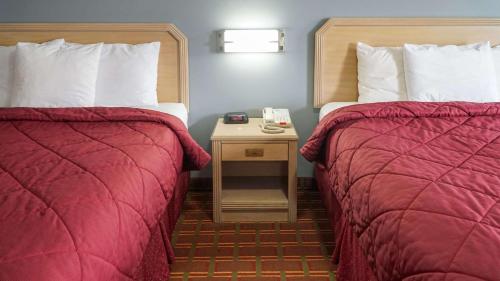 Postel nebo postele na pokoji v ubytování Rodeway Inn