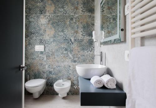 bagno con lavandino e servizi igienici di Hotel Zenit a Carmignano di Brenta