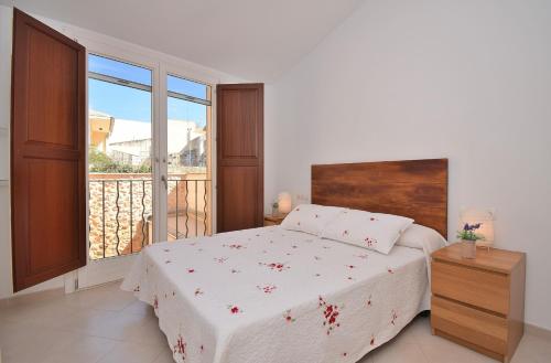 - une chambre avec un lit et un balcon dans l'établissement Casa Can Salroig 002 by Mallorca Charme, à Muro
