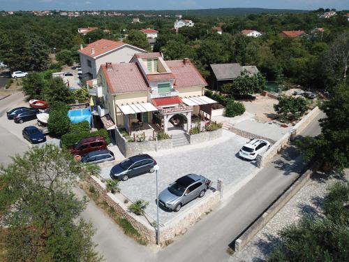 una vista aerea di una casa con auto parcheggiate in un parcheggio di Lavanda Apartments&Studios a Pinezići