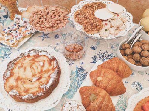 einen Tisch mit verschiedenen Brotsorten und Gebäck in der Unterkunft A Casa di Rosanna in Vieste