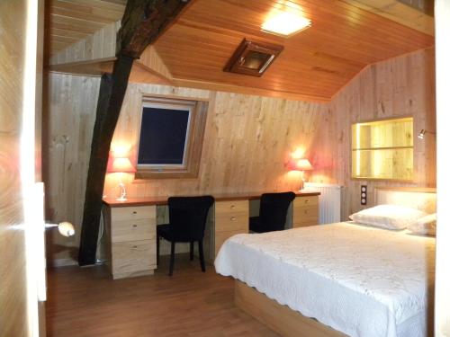 Tempat tidur dalam kamar di Le Noyer