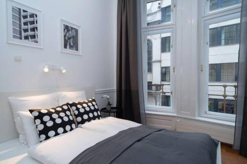 Postel nebo postele na pokoji v ubytování BEST located, 150 m2 5 bedrooms apt.,