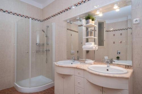 Koupelna v ubytování BEST located, 150 m2 5 bedrooms apt.,