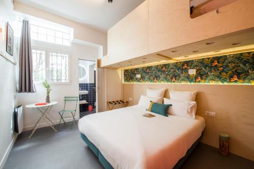 une chambre d'hôtel avec un grand lit et un bureau dans l'établissement MAISON FRANCOIS Paris, à Paris