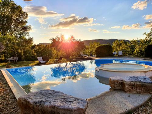 - une piscine au soleil réfléchissant dans l'eau dans l'établissement Domaine du Frigoulet, à Vagnas