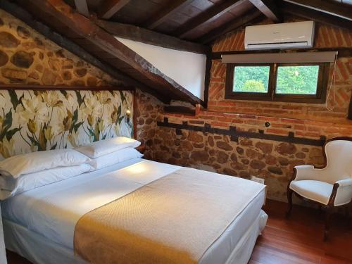 1 Schlafzimmer mit 2 Betten in einem Zimmer mit Fenster in der Unterkunft Ermita 1883 in Puente San Miguel