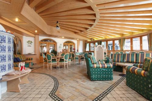 een kamer met stoelen en een tafel in een kamer bij Hotel Gardenia in Passo del Tonale