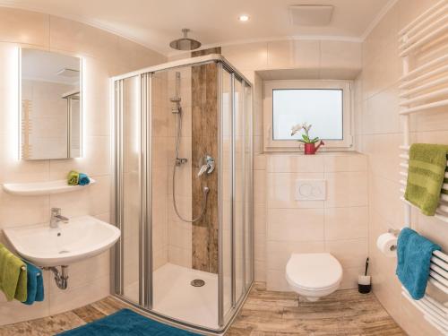 La salle de bains est pourvue d'une douche, de toilettes et d'un lavabo. dans l'établissement Ferienwohnung Schnitzlbaumer, à Bischofswiesen