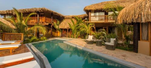 ein Hotel mit einem Pool und einem Resort in der Unterkunft Villa Del Sol in Máncora