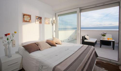 Posteľ alebo postele v izbe v ubytovaní Apartment in Duce with sea view, terrace, air conditioning, Wi-Fi (3425-10)