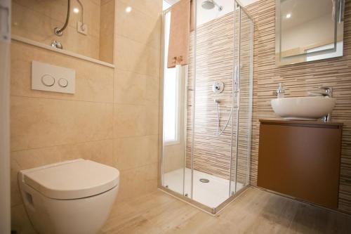 Kúpeľňa v ubytovaní Apartment in Duce with sea view, terrace, air conditioning, Wi-Fi (3425-10)