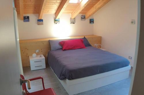 A bed or beds in a room at LA FINESTRA SUL FIUME-GRAZIOSA MANSARDA.CIR 014O74