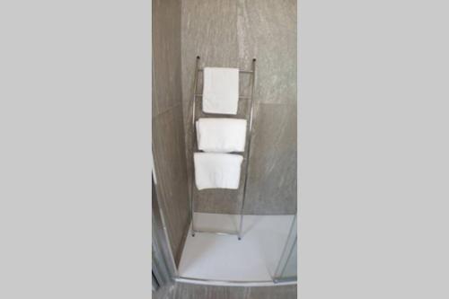A bathroom at LA FINESTRA SUL FIUME-GRAZIOSA MANSARDA.CIR 014O74