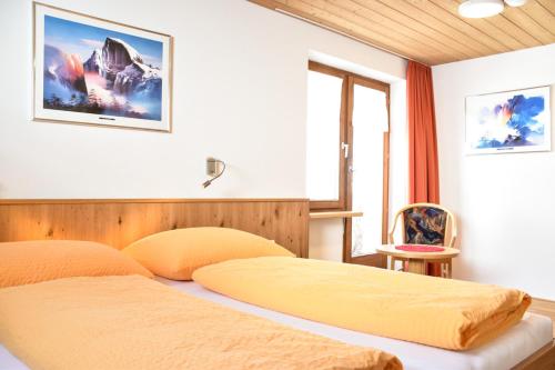 Giường trong phòng chung tại Haus Alpenblick
