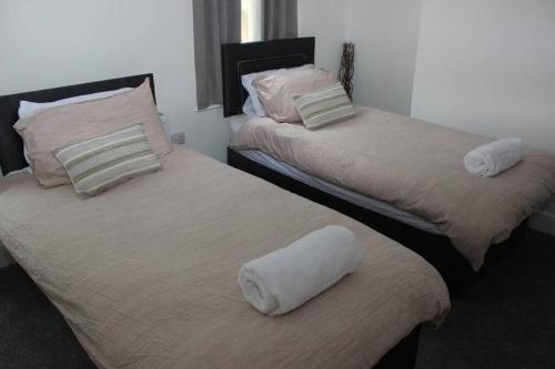 A bed or beds in a room at Newly Refurbished 3 Bed 2.5 Bath House in Staines