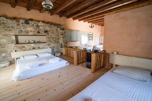 Großes Zimmer mit 2 Betten und einer Küche in der Unterkunft Chaihoutes stone House into Olive farm in Zia in Ágios Dimítrios
