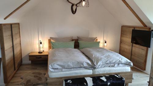 Ein Bett oder Betten in einem Zimmer der Unterkunft Gasthof Dörsbachhöhe