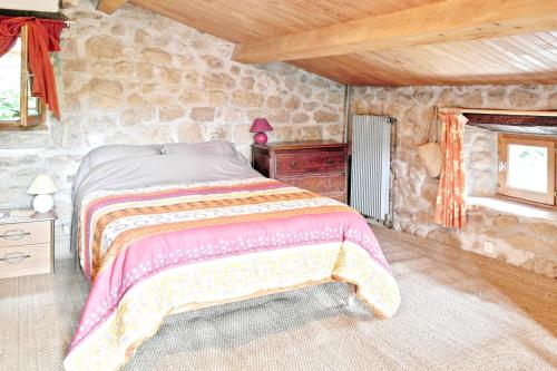 เตียงในห้องที่ Maison de 2 chambres avec jardin amenage et wifi a Saint Basile