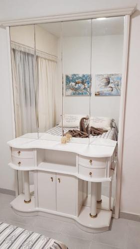 a white dressing table with a mirror in a room at Casa Érika in Puerto del Rosario