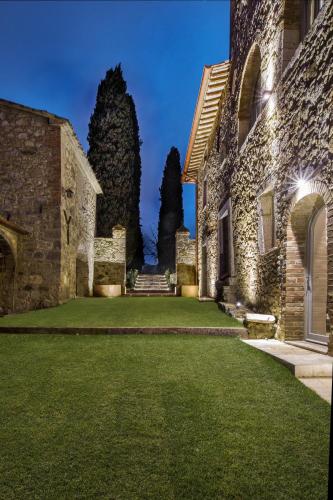 サルテアーノにあるROYAL COUNTRY VILLAの草の庭のある建物の外観
