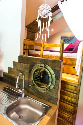 a sink in a kitchen next to a bunk bed at Ferienhaus auf der Schleuseninsel in Lahnstein