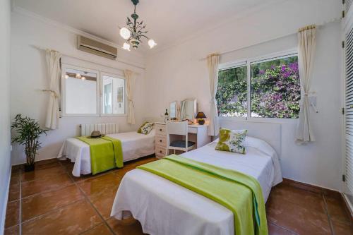 Łóżko lub łóżka w pokoju w obiekcie Villa Oscar by Villa Plus