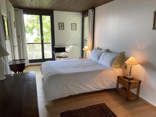 Ένα ή περισσότερα κρεβάτια σε δωμάτιο στο Le Grand Praz