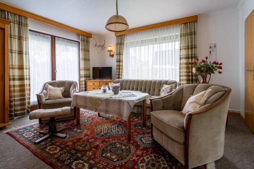 a living room with two chairs and a table at Ferienwohnung von Postel in Büsumer Deichhausen