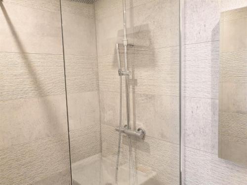 une douche avec une porte vitrée dans une salle de bain dans l'établissement Hypercentre lamartine 308, à Nice