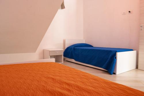 カステッランマーレ・デル・ゴルフォにあるBorgo Aranci - Villetta a Schiera A1のベッドルーム1室(ベッド2台、青い毛布付)
