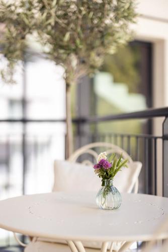 a vase of flowers sitting on a white table at Mondschein Rooms in Lana