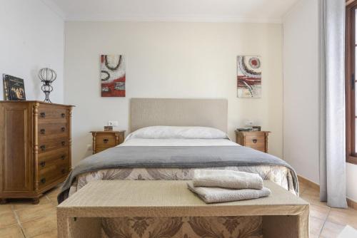 科尼爾－德拉弗龍特拉的住宿－Casa Ainhoa，一间卧室配有一张床和一张桌子,上面配有毛巾