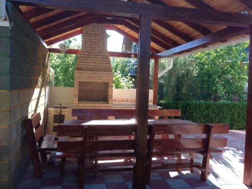 un patio con bancos y una chimenea de ladrillo en Solnyshko Apartment VIP2, en Chok-Tal