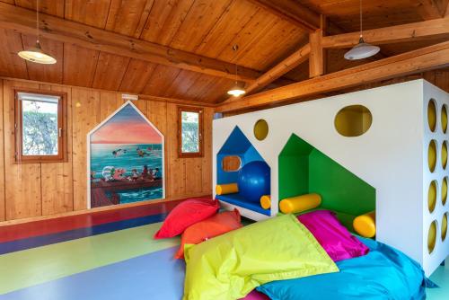 Un dormitorio con una cama en una habitación con techos de madera. en AP Victoria Sports & Beach, en Albufeira