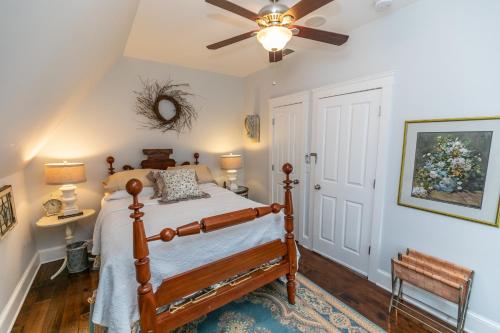 1 dormitorio con 1 cama y ventilador de techo en Riverside Gables Bed and Breakfast en Berea