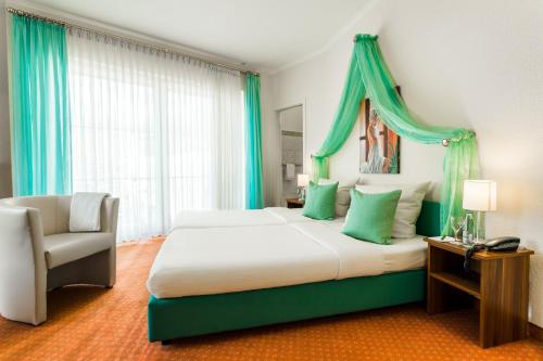 מיטה או מיטות בחדר ב-Rheinhotel Rüdesheim - Wellness