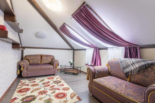 a living room with two chairs and a couch at Hotel Pechory-Park in Pechory