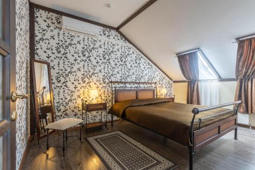 a bedroom with a bed and a wall at Hotel Pechory-Park in Pechory