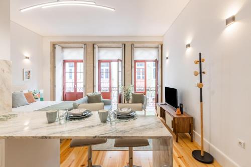 eine Küche und ein Wohnzimmer mit einer großen Marmoroberfläche in der Unterkunft Sol Downtown Studio in Porto