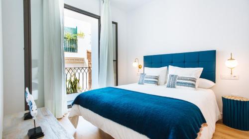 um quarto com uma cama grande e uma janela grande em Magno Apartments Alameda 1851 - Shared jacuzzi em Sevilha