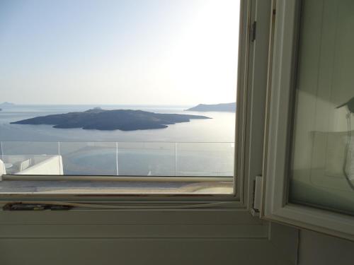 an open window with a view of the ocean at NEOKLASSIKO KOUKOULI in Fira