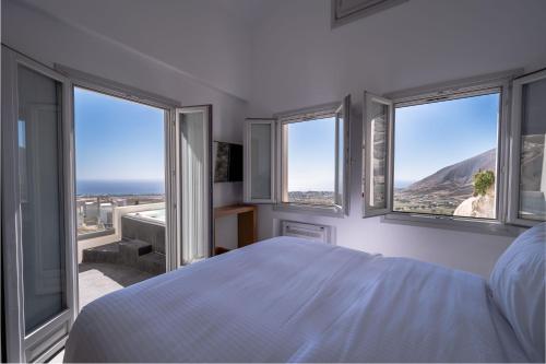 - une chambre avec un lit et des fenêtres offrant une vue dans l'établissement Deep Earth Villas, à Éxo Goniá