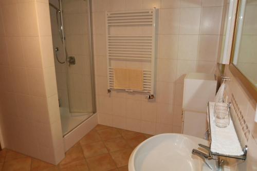a bathroom with a sink and a shower at Gästehaus Gmundtal in Bischofswiesen