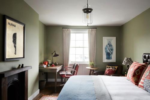 Кровать или кровати в номере Artist Residence Brighton