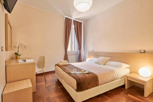 Un dormitorio con una cama grande y una ventana en La Piccola Maison, en Roma